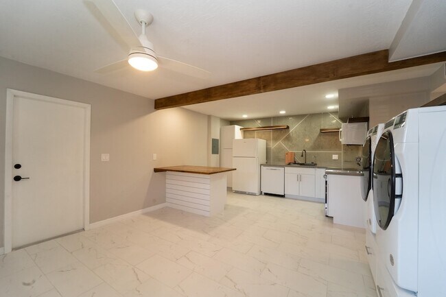 Building Photo - 5455 Pelican Way