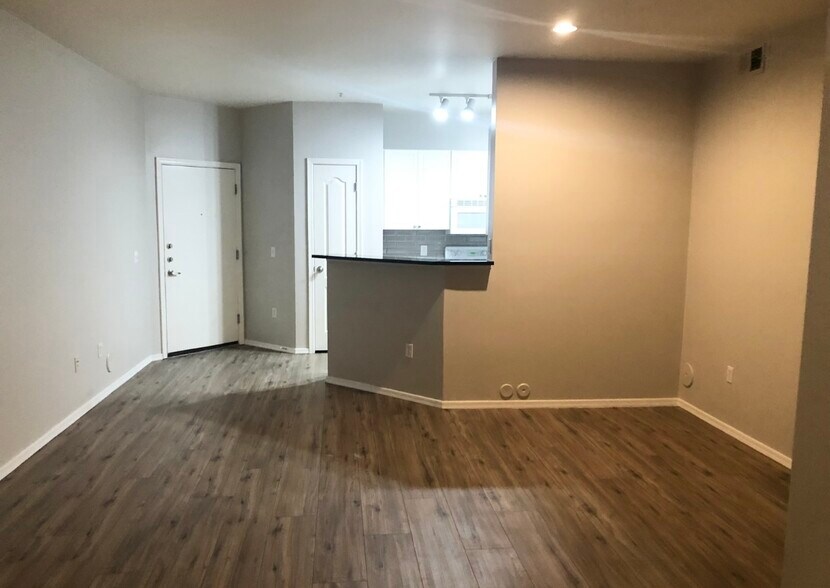 Building Photo - 1701 E Colter St