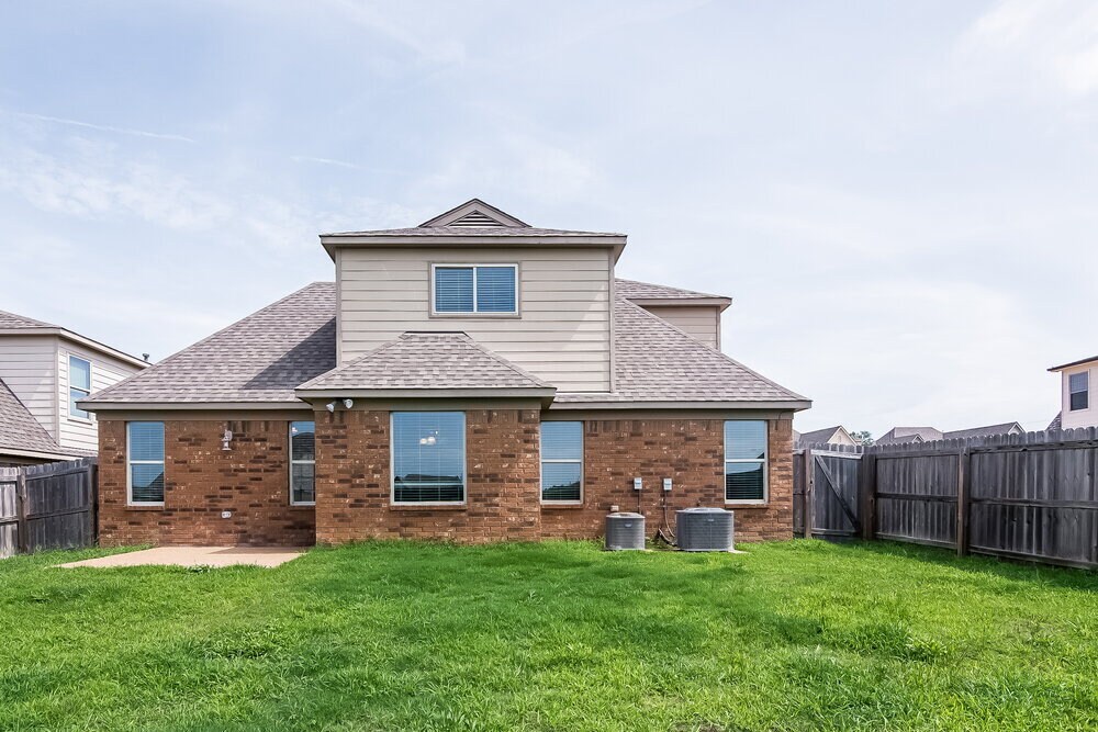 Building Photo - 40 Willow Springs Ln