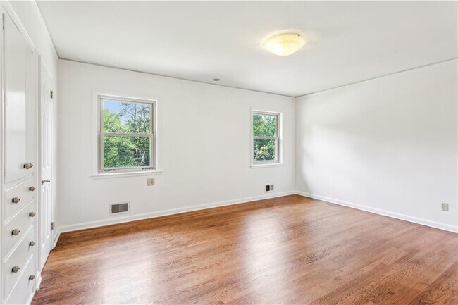 Building Photo - 3292 Ferncliff Pl NE