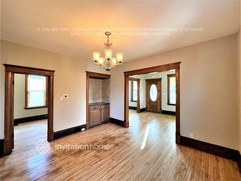 Building Photo - 496 Bay St