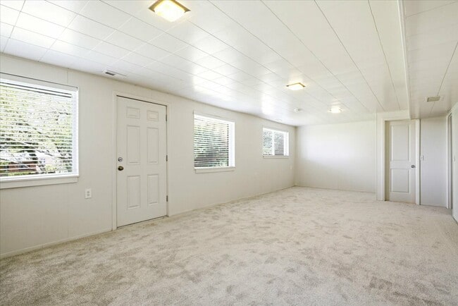 Building Photo - 3036 Sequoia Dr