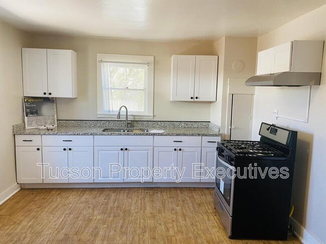Building Photo - 2632 N Stone Ave