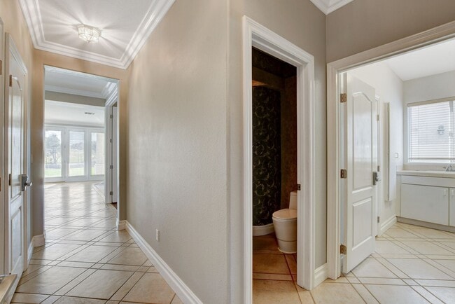 Building Photo - COMING SOON!! $1000 off 1st months Rent Guard-Gated Golf Course Living on the 14th Green!