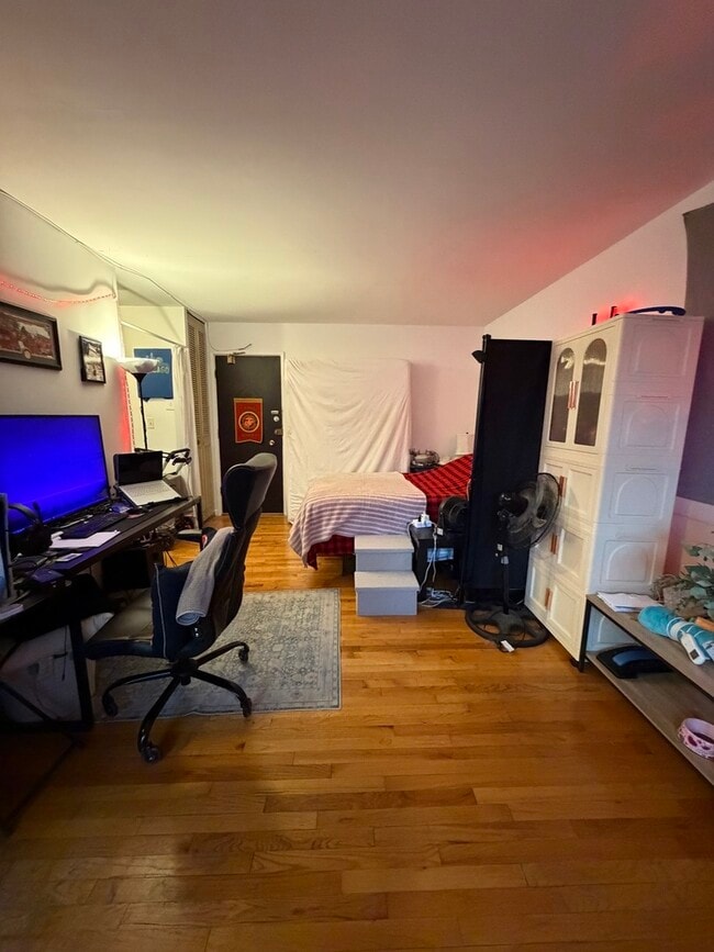 Building Photo - 541 W Oakdale Ave