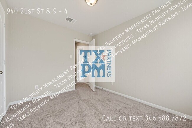 Building Photo - 940 21st St