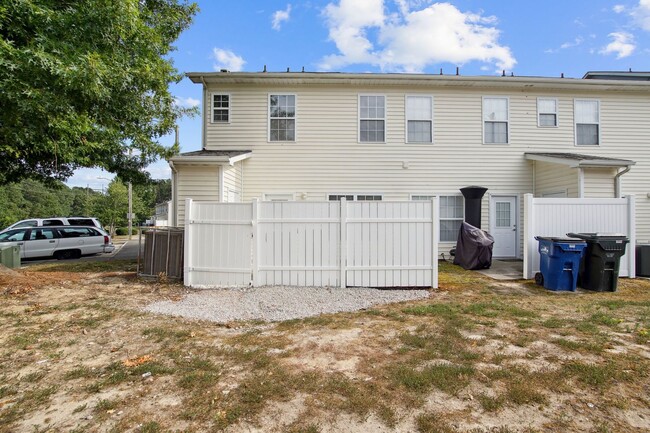 Building Photo - 3 Bedroom Townhome in Raleigh