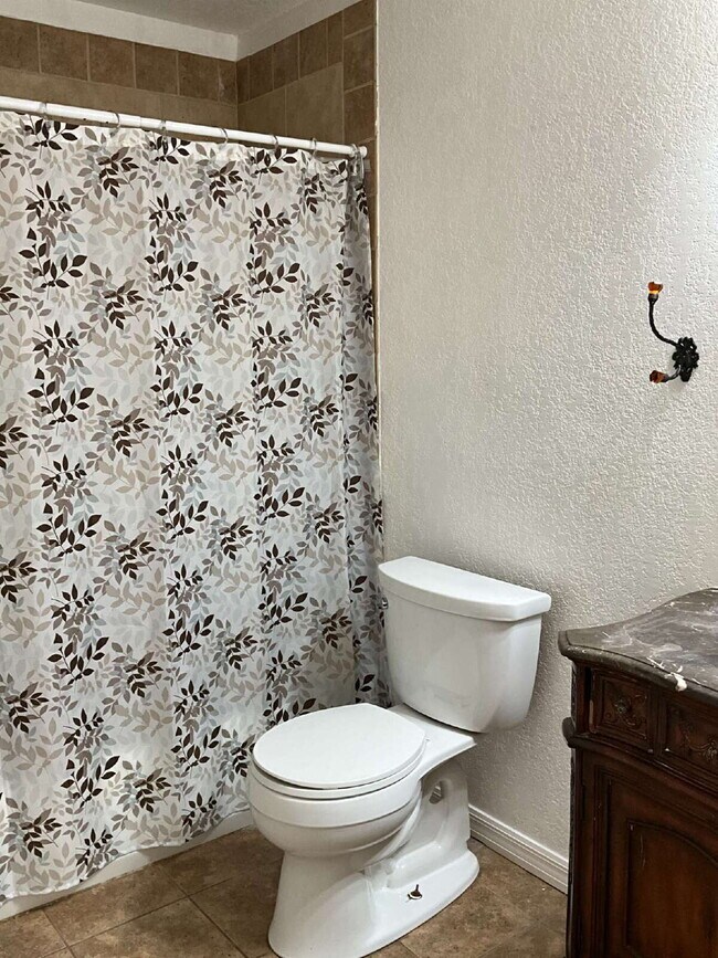 Building Photo - 3 bedroom 2 bath Single Family Home with N...