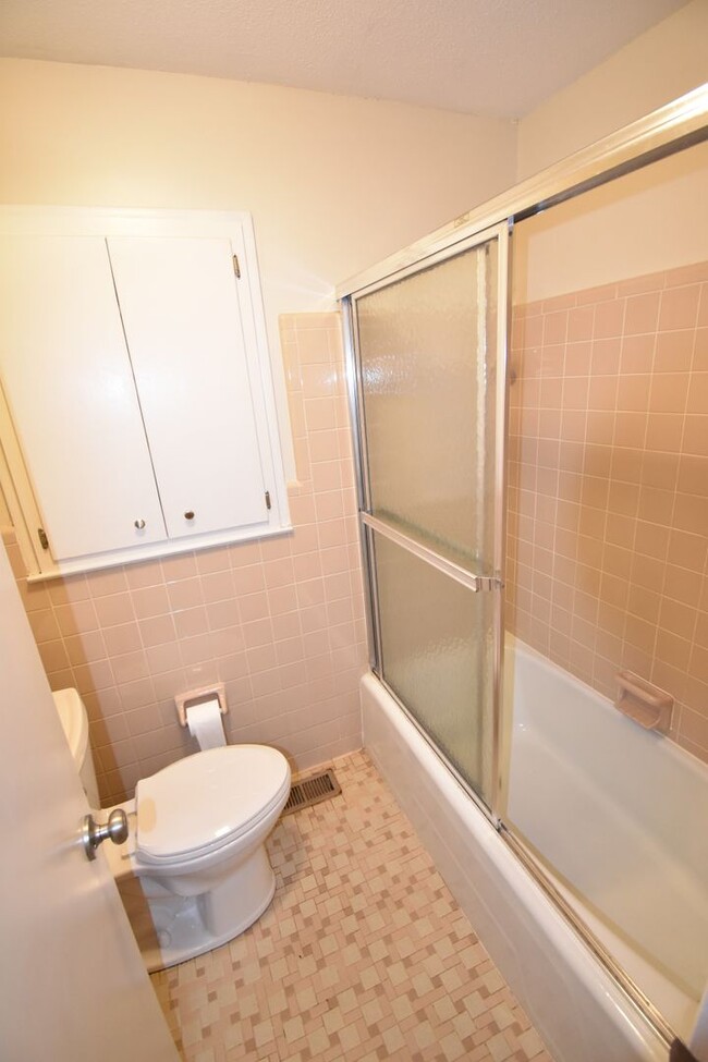 Building Photo - 4 Bedroom and 3 Bath Home- Vander