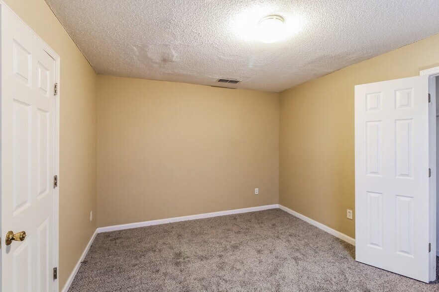 Building Photo - 6581 Lake Mill Trce
