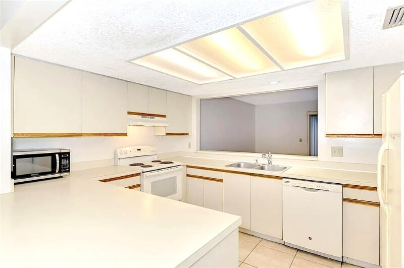 Building Photo - 979 Sunridge Dr