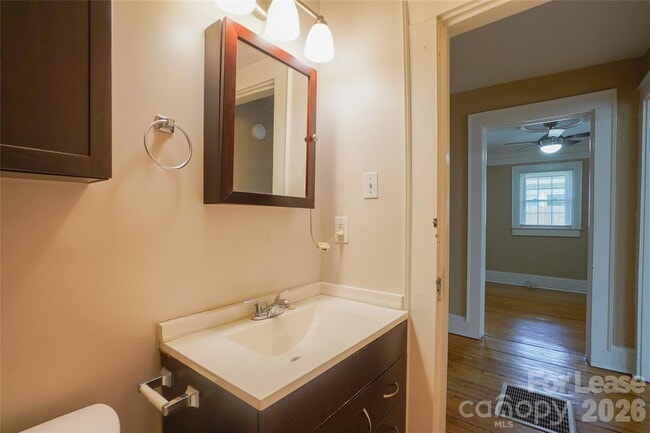 Building Photo - 303 Devine Ave