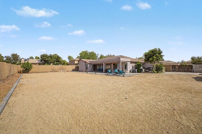 Building Photo - 8352 W San Juan Ave