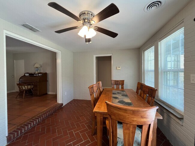 Building Photo - HOUSE AND BACK APARTMENT ON LARGE LOT!!