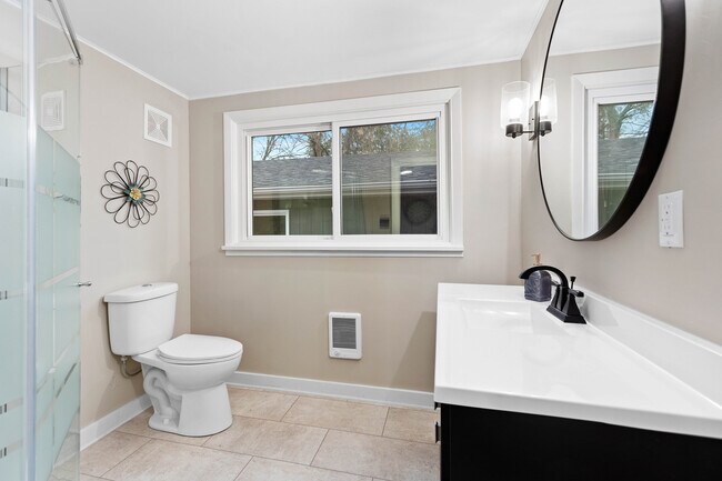 Huge Bathroom - 1126 Grant St
