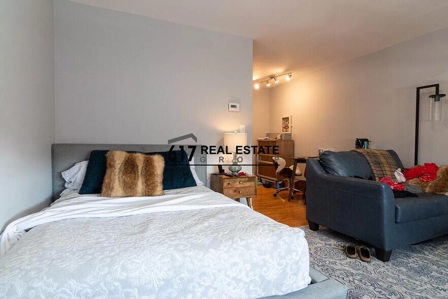 Building Photo - 35 Glencoe St