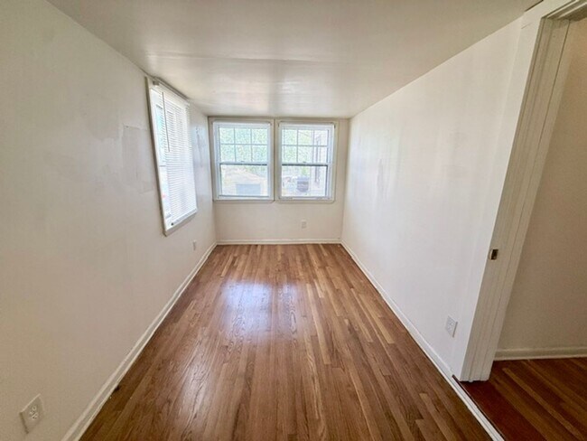 Building Photo - 4 Bedroom Single Family Home in West Haven
