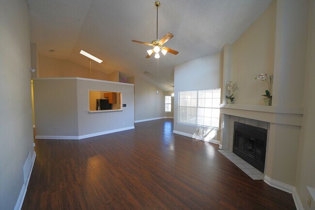 Building Photo - Great Home Near Randolph AFB - Realtor Com...