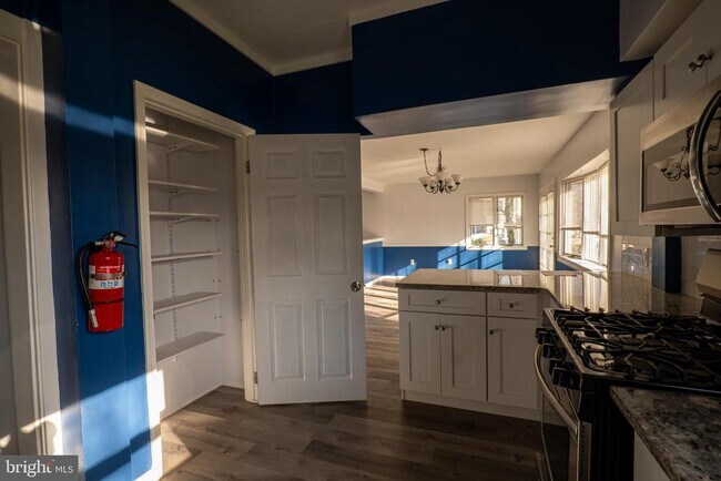 Building Photo - 241 Victoria St