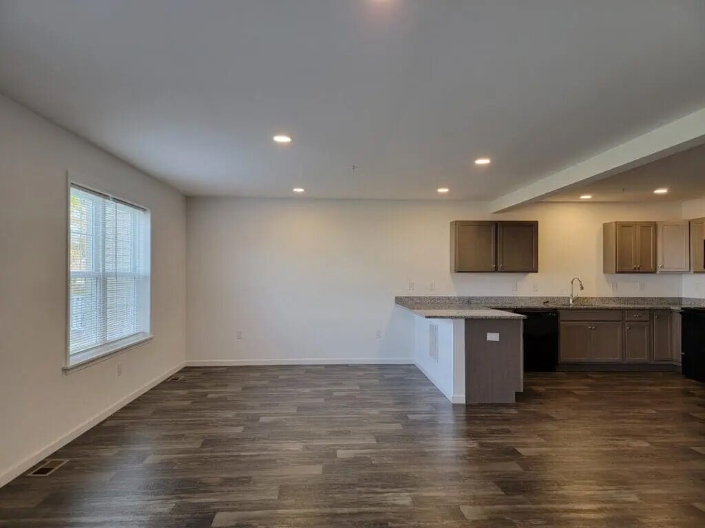 Building Photo - 126 Robert Cir