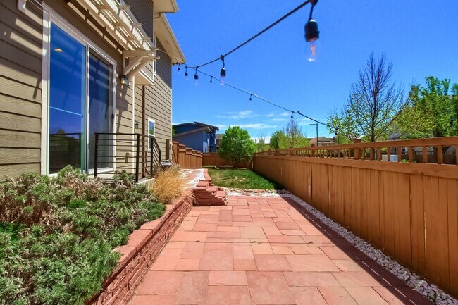 Building Photo - 3 Bed 2.5 Bath End Unit Home with FENCED Y...