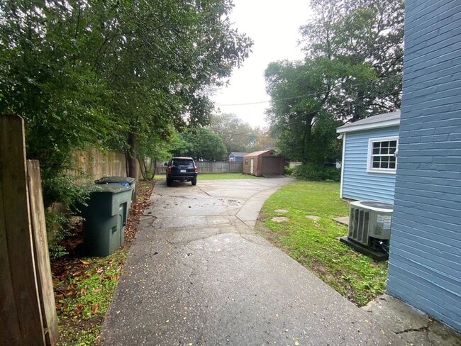 Building Photo - 210-A South Saluda Ave. PRE-LEASE AVAILABL...
