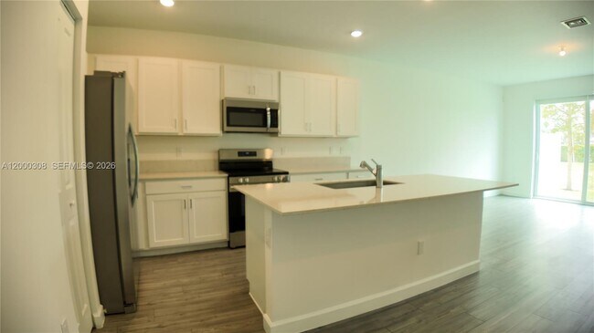 Building Photo - 4612 Hollister Ave