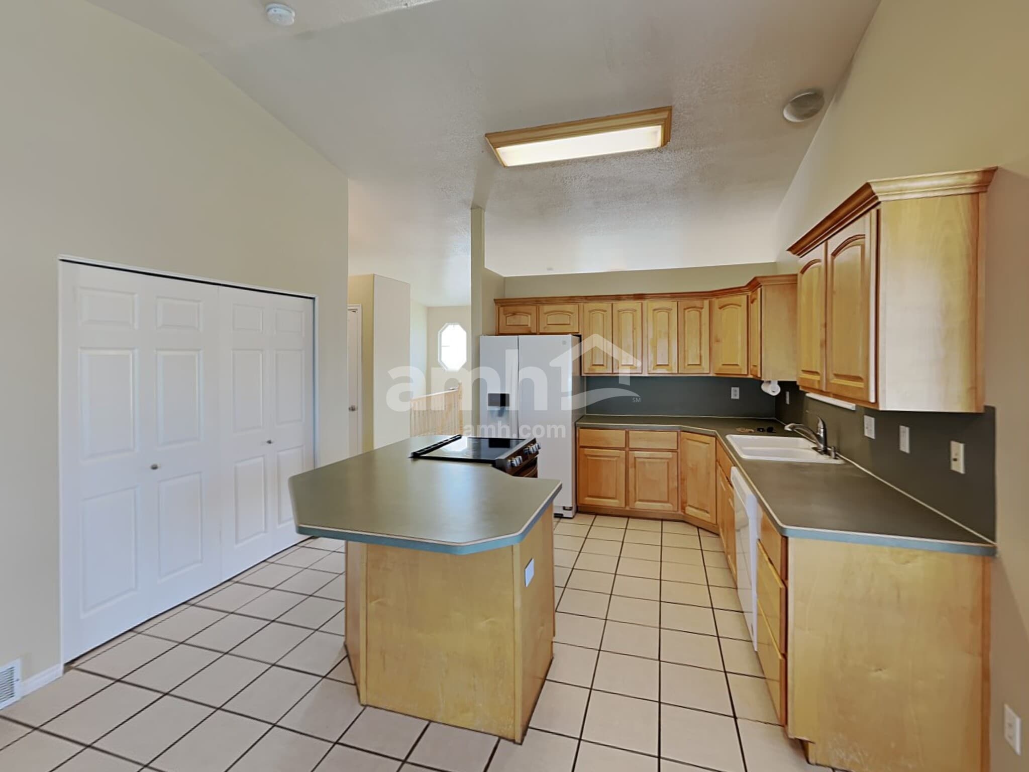 Building Photo - 747 N 600 W