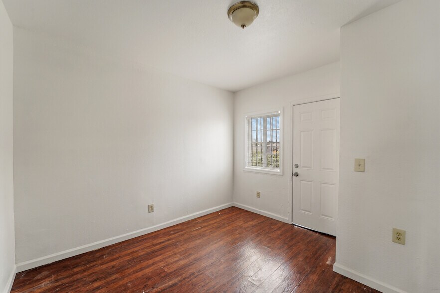 Building Photo - 402 Bissell Ave