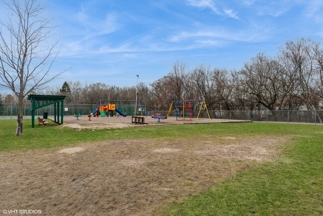 Building Photo - 9423 Bay Colony Dr