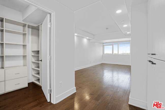 Building Photo - 13600 Marina Pointe Dr