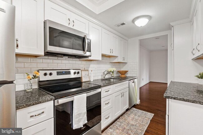 Building Photo - 8914 Shamrock Ct