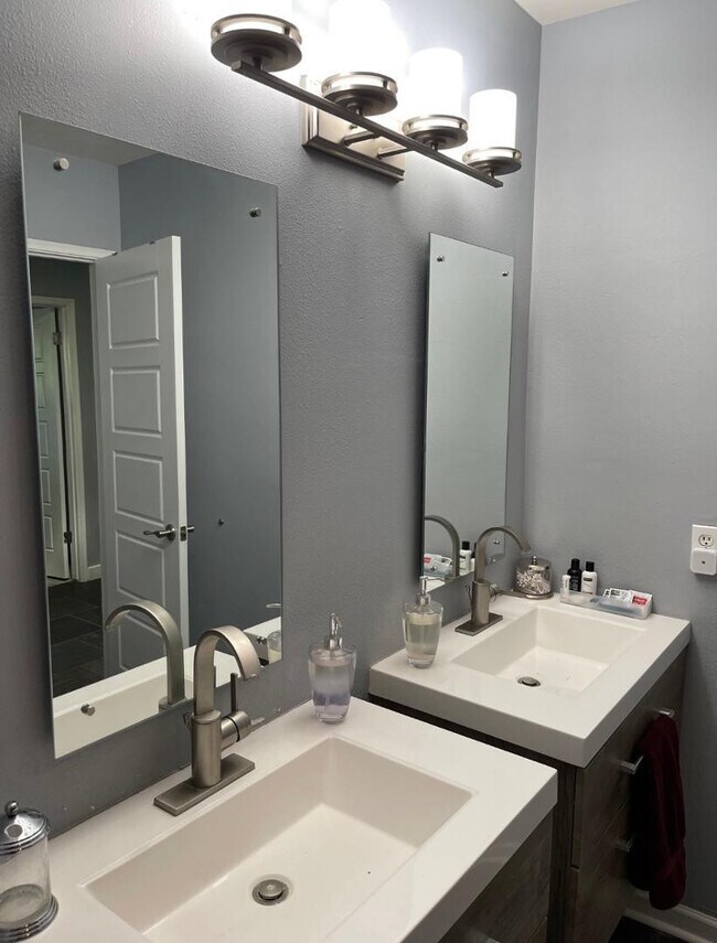 Building Photo - 2820 N 56th Pl
