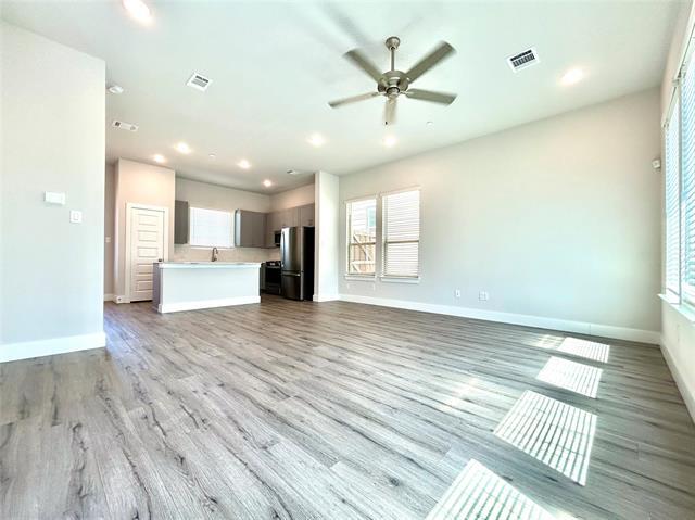 Building Photo - 1830 NE Green Oaks Blvd