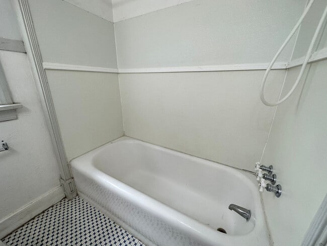Building Photo - Plaza District / Classen 3 Bed Beauty!