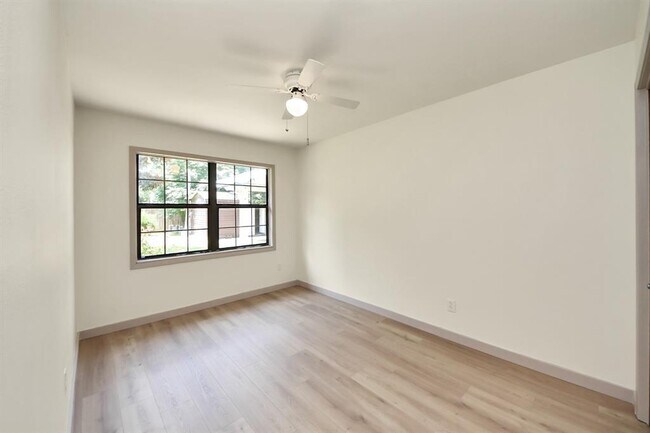 Building Photo - 2404 Grape Ln