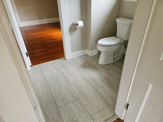 Building Photo - 2 Bedroom townhouse style apartment