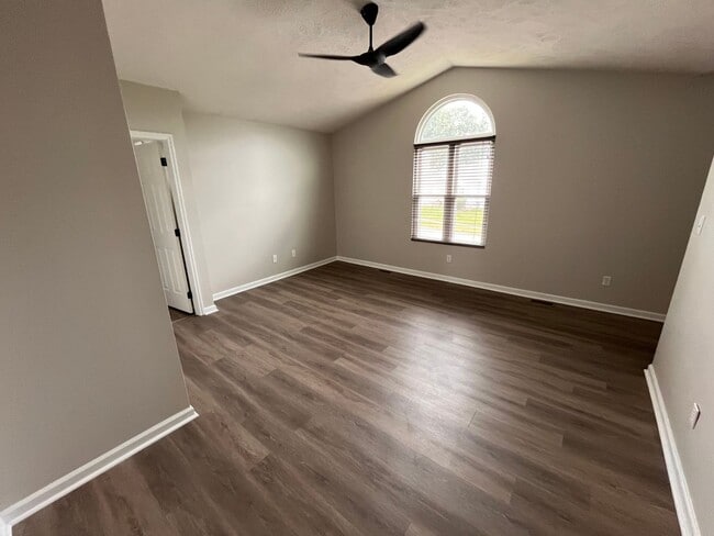 Building Photo - 3 Bedroom Home Available in Feb!