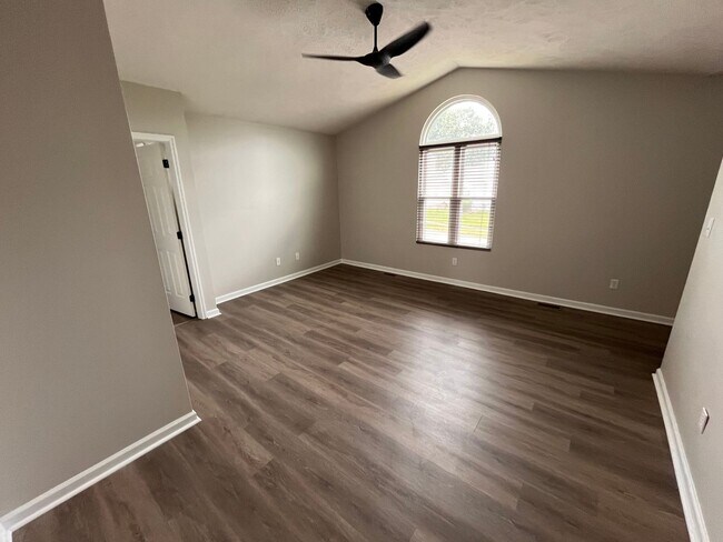 Building Photo - 3 Bedroom Home Available!