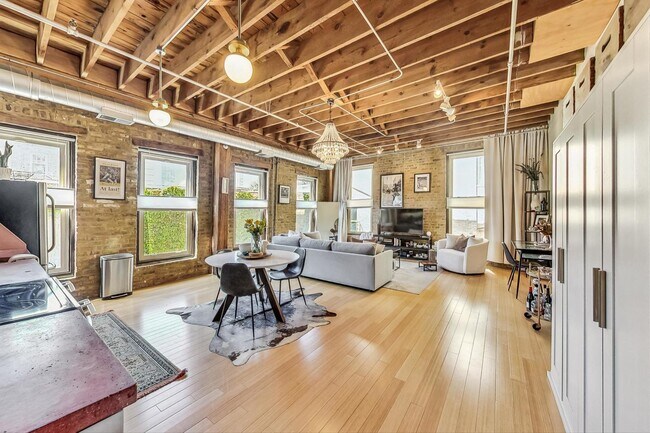 Building Photo - 525 N Halsted St