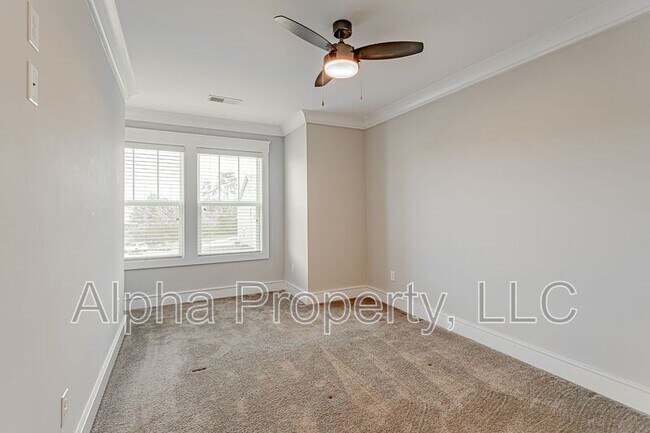 Building Photo - 400 Pangel Ln