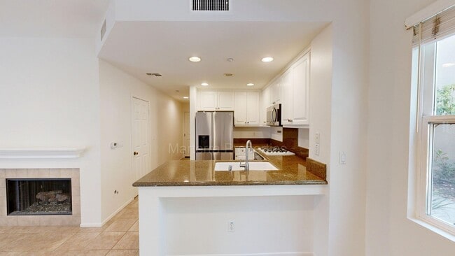 Building Photo - Amazing 2 Bedroom/2.5 Bathroom