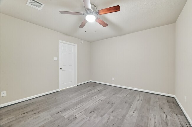 Building Photo - 10603 Highland Woods Dr