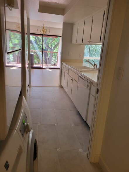 Building Photo - 1600 Carmel Dr