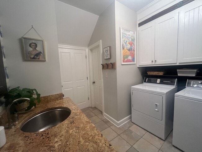 Building Photo - Beautiful 5 Bed 3 Bath Home! Fall 2026!