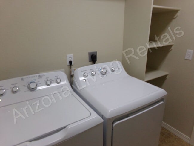 Building Photo - SUPER CLEAN 4 BEDROOM HOME