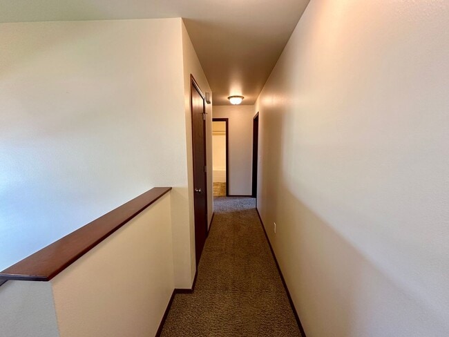 Building Photo - Large 5 Bedroom Home - North of CWU