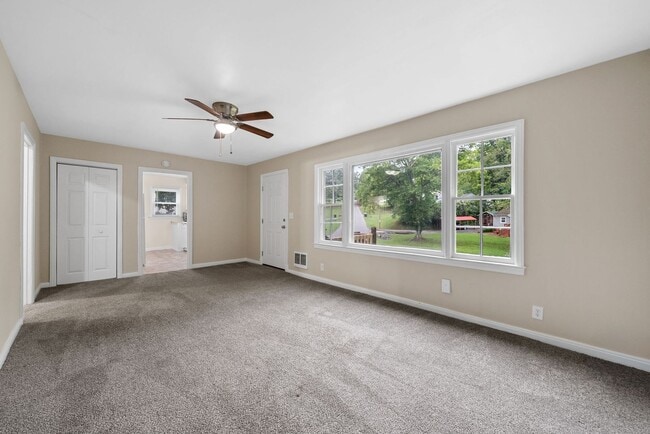 Building Photo - 2 Bedroom Home For Rent Near APSU!