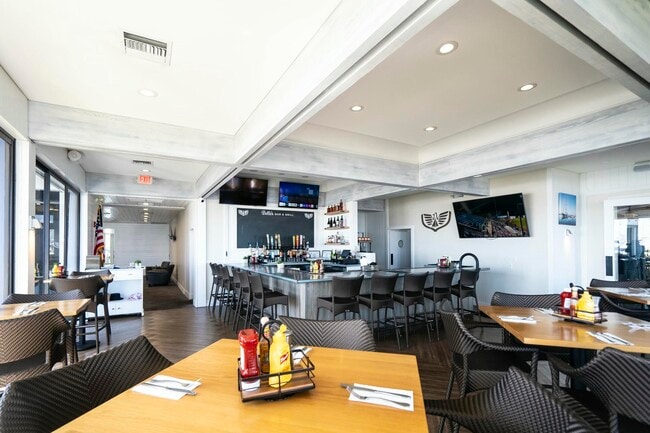 Building Photo - 123 Lakeshore Dr