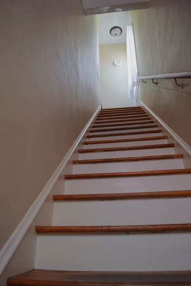 Building Photo - 102 E Irving Ave